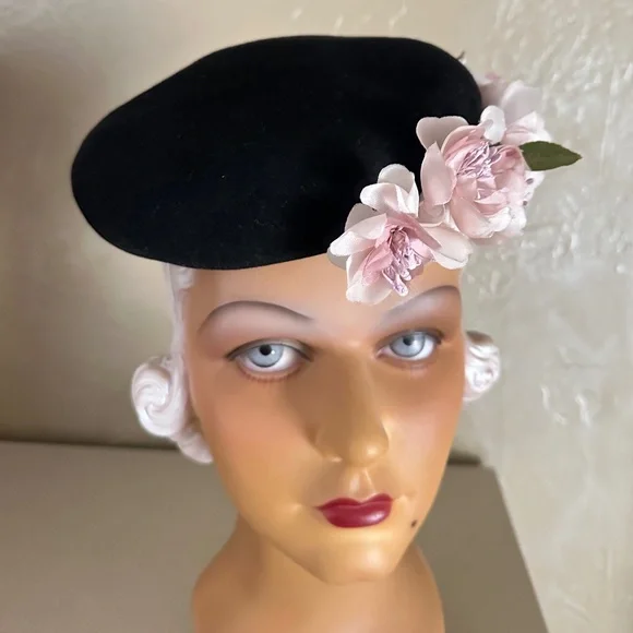IMPRESSIVE 1930s' BLACK FELT TILT HAT WITH PINK FABRIC FLOWERS/LEAVES - Picture 8 of 10